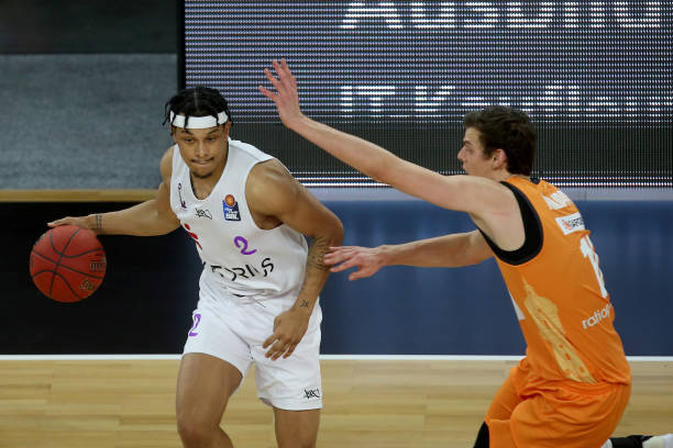 接过队长袖标，特狮致敬罗贝托：你已是巴萨传奇，相信会再见面